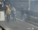 Confruntari violente in capitala Venezuelei, dupa o manifestatie a opozitiei la care au participat mii de oameni. Politistii au intervenit cu gaze lacrimogene impotriva protestatarilor violenti - VIDEO