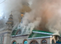 Una dintre cele mai mari biserici din Rusia a fost mistuita de flacari. Un slujitor, care se afla in interior, si-a pierdut viata - VIDEO
