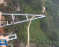 O noua atractie turistica a aparut in China. Iubitorii de senzatii tari pot vizita o platforma din sticla in forma unui triunghi - VIDEO