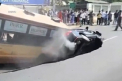 Un autobuz s-a prabusit sub asfalt. Totul s-a intamplat in India, pe una dintre cele mai importante artere ale tarii - VIDEO