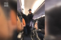 Scandal la bordul unui avion care urma sa efectueze un zbor intern in SUA. Motivul pentru care un pasager a fost scos cu brutalitate din aeronava - VIDEO