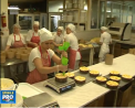 Piata este invadata de cozonaci de toate marimile si aromele. La o fabrica din capitala, angajatele spun ca nu mai fac fata comenzilor si sustin ca folosesc doar produse naturale - VIDEO