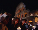 Mii de oameni s-au adunat la Colosseumul din Roma, alaturi de Papa Francisc, pentru a participa la Drumul Crucii din Vinerea Mare - VIDEO