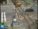 Un accident care putea fi fatal. Masina in care se aflau a fost lovit de un tren la o trecere la nivelul cu calea ferata - VIDEO