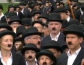 Record mondial - stabilit in memoria lui Charlie Chaplin. 662 de oameni s-au deghizat in renumitul personaj si au dat o petrecere in curtea muzeului dedicat artistului - VIDEO