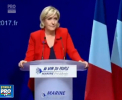 A fost atacata cu o... floare. S-a intamplat cu Marine Le Pen in timp ce sustinea un discurs la Paris - VIDEO