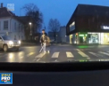 A vrut sa dea o mana de ajutor, dar mai bine nu o facea. Un barbat a incercat sa ajute o batranica sa traverseze strada, insa a uitat sa traga frana de mana a masinii sale. Ce s-a intamplat - VIDEO