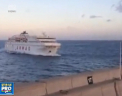 Clipe de cosmar pentru zeci de oameni care plecau spre Tenerife: nava pe care se aflau a intrat intr-un port, avariind grav un perete din beton - VIDEO