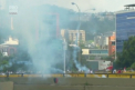 Criza din Venezuela a scos oamenii la proteste. Infuriati de indiferenta autoritatilor privind colapsul din tara, localnicii au iesit pe strazi ca sa-si verse nemultumirile - VIDEO