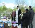La cimitirul de pe strada Doina, oamenii si-au intins mesele pe fuga, printre troiene, crengi cazute si i-au pomenit pe cei raposati. Femeile mai indraznete si-au luat cizmele cu toc - VIDEO 