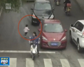 O fetita de doi ani din China are un noroc incredibil. A scapat cu viata dupa ce a ajuns in mijlocul unei sosele si doua masini au trecut peste ea - VIDEO