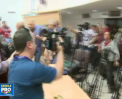 O sedinta in Parlamentul Macedoniei s-a incheiat cu pumni si picioare. Nationalistii au rupt cordonul politistilor si au luat cu asalt cladirea legislativului - VIDEO