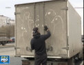 Un pictor din Rusia deseneaza pe masinile care nu au mai trecut demult pe la spalatorie si sunt acoperite de un strat consistent de praf - VIDEO