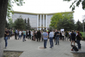 Examinarea celor doua proiecte de modificare a sistemului electoral s-a lasat cu proteste. Mai multe partide extraparlamentare au pichetat Parlamentul - VIDEO