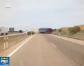 Accident pe o autostrada din Spania. Soferul unui camion a pierdut controlul volanului, iar vehiculul a traversat spatiul median si s-a rasturnat - VIDEO