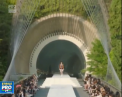 Un muzeu dintr-un oras japonez, construit in munti - transformat in podium: Louis Vuitton si-a prezentat noua colectie la inaltime - VIDEO