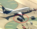 Incident grav pe aeroportul international din Los Angeles: 8 oameni au fost raniti dupa ce un aviona lovit un camion de alimentare - VIDEO
