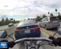 Un motociclist din Los Angeles a fost la un pas de moarte, dupa ce a ajuns pe capota unei masini. Cum s-a intamplat totul - VIDEO