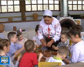 In rolul unui master chef. Dupa ce au facut sarmale si placinte impreuna cu cei mari, picii i-au invatat pe bunei cum sa faca selfie si s-au laudat cu gadgeturile lor - VIDEO