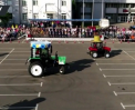 Dansatori de trei tone. Sase tractoare, decorate cu flori, au facut spectacol la Minsk - VIDEO