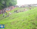 Cursa nebuna in Marea Britanie. Zeci de oameni au alergat dupa o roata de cascaval, dupa care s-au ales cu luxatii, vanatai si zgaraieturi - VIDEO