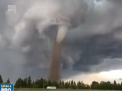 O tornada uriasa a creat panica in provincia canadiana Alberta. Fenomenul meteo extrem a atins pamantul in apropierea unui orasel - VIDEO