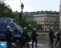 Fortele de securitate de la Paris sunt in alerta, dupa ce acum cateva ore, un individ a atacat un agent cu un ciocan - VIDEO
