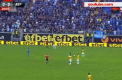 Faza inedita la un meci de fotbal din Bulgaria. Fanii au aruncat cu doze de bere pe teren. Unul din fotbalisti a ridicat o doza si a baut putin din ea - VIDEO