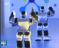 Targul de electronice de la Shanghai. O trupa de roboti dansatori si un robot care seamana cu un paianjen au facut furori - VIDEO