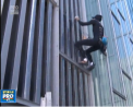 "Spiderman" a cucerit noi inaltimi. Alain Robert s-a catarat pe cea mai inalta cladire din Barcelona, fara echipament de siguranta - VIDEO