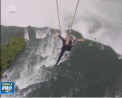 Acrobatii la inaltime. Erendira Wallenda a plutit aproape zece minute la 90 de metri inaltime, deasupra cascadei Niagara - VIDEO