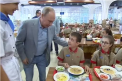 Vladimir Putin a inspectat renumita tabara Artek, din peninsula anexata Crimeea. Presedintele a gustat din clatite si a stat de vorba cu copiii: "Stiu ca aici invatati esentialul - sa prieteniti" - VIDEO