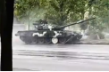 Drift cu un tanc pe strazile din Minsk. Soferul vehiculului blindat a scapat masina de sub control si a doborat un stalp.