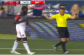 Gest frumos, pe care nu-l vezi des in fotbal. Arbitrul a eliminat un jucator pentru un presupus fault, insa apoi si-a schimbat decizia - VIDEO