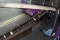 Un britanic se poate considera norocos - a scapat nevatamat dupa ce a fost lovit de autobuzul scapat de sub control - VIDEO