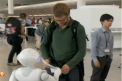 Calatorii care vor ajunge pe aeroportul Zaventem din Bruxelles pot primi ajutor din partea unui robot, care se descurca de minune: "E prima data cand vad un asemenea robot" - VIDEO
