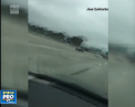 Scene dramatice in apropiere de Los Angeles. Un avion de mici dimensiuni s-a prabusit pe o autostrada si a luat foc - VIDEO