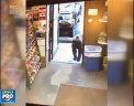 A vrut, probabil, sa se racoreasca. Un urs a fost surprins in timp ce intra intr-un magazin de bauturi alcoolice, in Alaska - VIDEO 