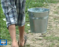 Doar doua fantani cu apa buna. Locuitorii unui sat car apa de la mare distanta de casa si se cearta chiar si pentru ultimul strop: unii beau chiar si apa tulbure - VIDEO