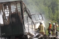 Accident cumplit in Germania. Cel putin 32 de persoane au fost grav ranite: autobuzul in care se aflau s-a ciocnit frontal cu un camion, iar apoi a luat foc - VIDEO