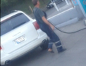 Masini de fite si cheltuieli cat mai mici. Un moldovean si-a pus instalatie de gaz pe Porsche: a fost surprins in timp ce isi alimenta bolidul, cu gaz, la o statie peco din capitala - VIDEO