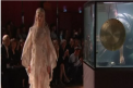 Fascinata de lumea subacvatica, o creatoare de moda din Olanda a pus in scena un spectacol inedit. A creat o colectie vestimentara cu forme neobisnuite si a prezentat-o la Paris - VIDEO
