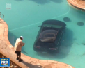 Si-a parcat masina... in bazin. O femeie de 73 de ani din Colorado Springs a plonjat cu vehiculul direct in mijlocul unui bazin - VIDEO
