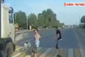 Un copil dintr-un oras din Rusia s-a nascut in camasa. El a fost ferit, in ultima clipa de catre mama sa din fata unui camion - VIDEO