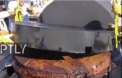 In Germania a fost pregatit cel mai mare hamburger: peste 3 mii de oameni au gustat din el cu pofta - VIDEO