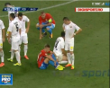 La meciul dintre Steaua si Voluntari, arbitrul principal si-a dat seama ca nu are cartonasele la el si a mers sa le imprumute de la arbitrul de rezerva - VIDEO