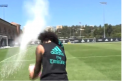 Marcelo, fundasul celor de la Real Madrid, i-a facut o surpriza coechipierului sau Danilo de ziua lui de nastere: l-a improscat cu oua si a aruncat cu faina in el - VIDEO