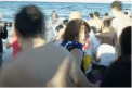 Au facut baie in Oceanul Pacific, in plina iarna. Sute de curajosi din Chile au facut baie in apele reci ca sa fie sanatosi pe tot parcursul anului - VIDEO