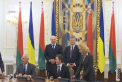 Intalnire neasteptata pentru Alexandr Lukasenko la Kiev. In timp ce participa la o ceremonia, o tanara cu sanii goi si-a facut aparitia in sala - VIDEO