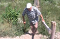 Ramasi fara drum din cauza unui nou"¦drum. Soseaua Chisinau-Ungheni a blocat accesul catorva sateni din Panasesti catre localitate. Batranii sunt nevoiti sa faca acum adevarate cascadorii ca sa-si ia paine sau medicamente - VIDEO